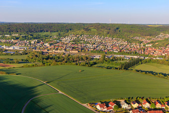 Vue aérienne de Vue du nord-ouest le matin dans la vallée de la Tauber à le quartier Lauda in Lauda-Königshofen dans le département Bade-Wurtemberg, Allemagne