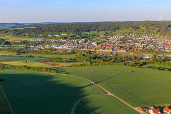 Vue aérienne de Vue du nord-ouest le matin dans la vallée de la Tauber à le quartier Lauda in Lauda-Königshofen dans le département Bade-Wurtemberg, Allemagne