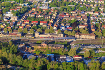 Vue aérienne de Gare vue de l'ouest à le quartier Lauda in Lauda-Königshofen dans le département Bade-Wurtemberg, Allemagne
