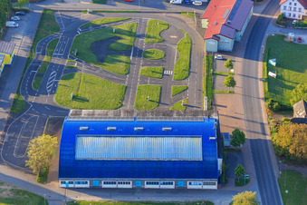 Vue aérienne de Tauber-Franken-Halle dans la zone de formation allemande à la sécurité routière à le quartier Königshofen in Lauda-Königshofen dans le département Bade-Wurtemberg, Allemagne