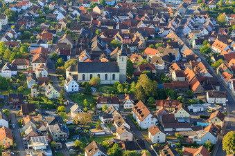 Vue aérienne de Église Saint-Maurice au centre-ville à le quartier Königshofen in Lauda-Königshofen dans le département Bade-Wurtemberg, Allemagne