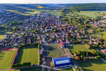Vue aérienne de Vue du nord le matin dans la vallée de la Tauber à le quartier Königshofen in Lauda-Königshofen dans le département Bade-Wurtemberg, Allemagne