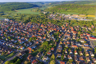 Vue aérienne de Vue du nord le matin dans la vallée de la Tauber à le quartier Königshofen in Lauda-Königshofen dans le département Bade-Wurtemberg, Allemagne