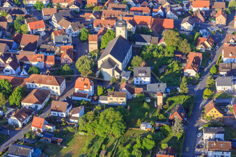 Vue aérienne de Église Saint-Maurice vue de l'est à le quartier Königshofen in Lauda-Königshofen dans le département Bade-Wurtemberg, Allemagne