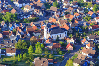 Vue aérienne de Église Saint-Marc au centre-ville à le quartier Unterbalbach in Lauda-Königshofen dans le département Bade-Wurtemberg, Allemagne