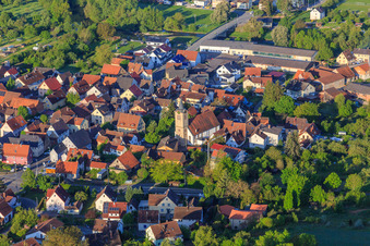 Vue aérienne de Église évangélique à le quartier Edelfingen in Bad Mergentheim dans le département Bade-Wurtemberg, Allemagne