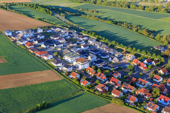 Vue aérienne de Nouvelle zone de développement au niveau, Zum Hühnerbühl à le quartier Edelfingen in Bad Mergentheim dans le département Bade-Wurtemberg, Allemagne