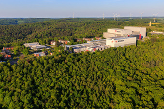 Vue oblique de Würth Industrie Service GmbH & Co. KG sur le Drillberg de Norden à Bad Mergentheim dans le département Bade-Wurtemberg, Allemagne