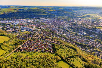 Vue aérienne de Vue de la ville dans la vallée de la Tauber le matin depuis le sud-ouest à Bad Mergentheim dans le département Bade-Wurtemberg, Allemagne
