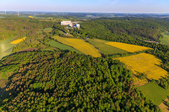 Vue oblique de Würth Industrie Service GmbH & Co. KG sur le Drillberg depuis l'est à Bad Mergentheim dans le département Bade-Wurtemberg, Allemagne