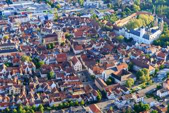 Vue aérienne de Vieille ville avec l'ancien hôtel de ville, la place du marché, les maisons jumelles et la cathédrale Saint-Jean à Bad Mergentheim dans le département Bade-Wurtemberg, Allemagne