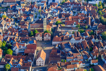 Vue aérienne de Vieille ville avec l'ancien hôtel de ville, la place du marché, les maisons jumelles et la cathédrale Saint-Jean à Bad Mergentheim dans le département Bade-Wurtemberg, Allemagne