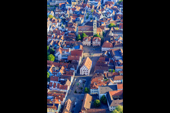 Photographie aérienne de Vieille ville avec l'ancien hôtel de ville, la place du marché, les maisons jumelles et la cathédrale Saint-Jean à Bad Mergentheim dans le département Bade-Wurtemberg, Allemagne