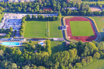 Vue aérienne de Deutschordenstadion du VfB Bad Mergentheim à la piscine extérieure Bad Mergentheim à Bad Mergentheim dans le département Bade-Wurtemberg, Allemagne