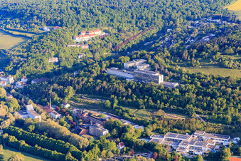 Vue aérienne de Clinique de réadaptation Ob der Tauber, derrière le centre de réadaptation Bad Mergentheim, Klinik Taubertal - Assurance pension fédérale allemande à Bad Mergentheim dans le département Bade-Wurtemberg, Allemagne