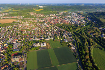 Vue aérienne de Vue de la ville dans la vallée de la Tauber depuis l'est à Bad Mergentheim dans le département Bade-Wurtemberg, Allemagne