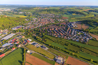 Vue aérienne de Vue de la vallée de la Tauber depuis le sud-est à Igersheim dans le département Bade-Wurtemberg, Allemagne