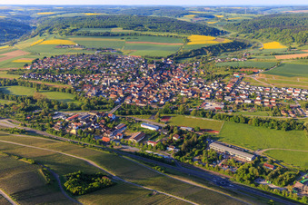 Vue aérienne de Vue de la vallée de la Tauber depuis le nord à le quartier Markelsheim in Bad Mergentheim dans le département Bade-Wurtemberg, Allemagne