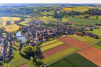 Vue aérienne de Vue de la ville avec Tauberstrand depuis l'ouest à le quartier Elpersheim in Weikersheim dans le département Bade-Wurtemberg, Allemagne