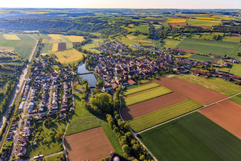 Photographie aérienne de Vue de la ville avec Tauberstrand depuis l'ouest à le quartier Elpersheim in Weikersheim dans le département Bade-Wurtemberg, Allemagne