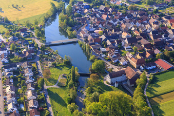 Vue aérienne de Pont de la Tauber à le quartier Elpersheim in Weikersheim dans le département Bade-Wurtemberg, Allemagne