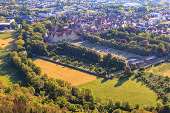 Vue aérienne de Château et jardin du château Weikersheim (Château du comte Wolfgang von Hohenlohe du 17ème siècle avec une magnifique salle des chevaliers et un jardin avec des statues.) à Weikersheim dans le département Bade-Wurtemberg, Allemagne