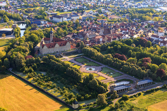 Vue aérienne de Château et jardin du château Weikersheim (Château du comte Wolfgang von Hohenlohe du 17ème siècle avec une magnifique salle des chevaliers et un jardin avec des statues.) à Weikersheim dans le département Bade-Wurtemberg, Allemagne