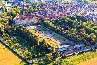 Photographie aérienne de Château et jardin du château Weikersheim (Château du comte Wolfgang von Hohenlohe du 17ème siècle avec une magnifique salle des chevaliers et un jardin avec des statues.) à Weikersheim dans le département Bade-Wurtemberg, Allemagne