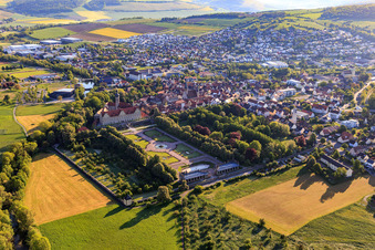 Vue oblique de Château et jardin du château Weikersheim (Château du comte Wolfgang von Hohenlohe du 17ème siècle avec une magnifique salle des chevaliers et un jardin avec des statues.) à Weikersheim dans le département Bade-Wurtemberg, Allemagne