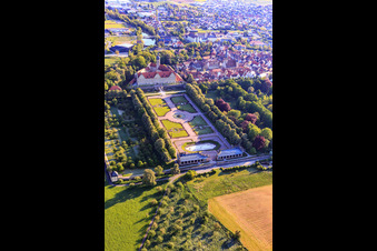 Château et jardin du château Weikersheim (Château du comte Wolfgang von Hohenlohe du 17ème siècle avec une magnifique salle des chevaliers et un jardin avec des statues.) à Weikersheim dans le département Bade-Wurtemberg, Allemagne d'en haut