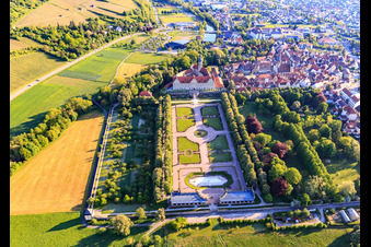 Château et jardin du château Weikersheim (Château du comte Wolfgang von Hohenlohe du 17ème siècle avec une magnifique salle des chevaliers et un jardin avec des statues.) à Weikersheim dans le département Bade-Wurtemberg, Allemagne hors des airs