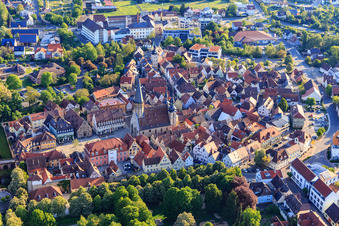 Vue aérienne de Vieille ville avec l'église Saint-Georges sur la place du marché, l'administration du château Weikersheim sur la place du château à Weikersheim dans le département Bade-Wurtemberg, Allemagne