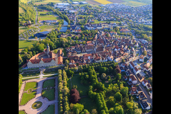 Vue aérienne de Vieille ville, château et jardin du château Weikersheim à Weikersheim dans le département Bade-Wurtemberg, Allemagne