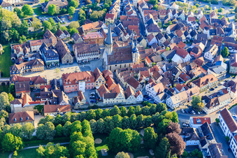Vue aérienne de Vieille ville avec l'église Saint-Georges sur la place du marché, l'administration du château Weikersheim sur la place du château à Weikersheim dans le département Bade-Wurtemberg, Allemagne