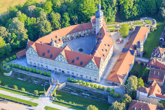 Vue aérienne de Château Weikersheim avec roseraie, jardin d'alchimie et de sorcières, chapelle du château et galerie de vins princière Castle Weikersheim GmbH à Weikersheim dans le département Bade-Wurtemberg, Allemagne