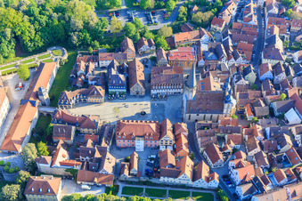 Photographie aérienne de Vieille ville avec l'église Saint-Georges sur la place du marché, l'administration du château Weikersheim sur la place du château à Weikersheim dans le département Bade-Wurtemberg, Allemagne