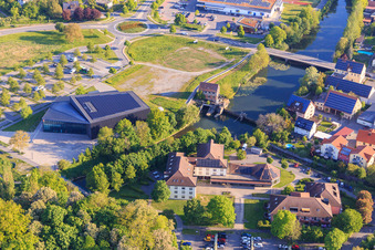 Vue aérienne de Salle de concert de l'Orchestre philharmonique de Tauber Weikersheim et maison d'hôtes du château de l'Académie de musique Weikersheim à Weikersheim dans le département Bade-Wurtemberg, Allemagne