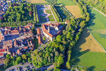 Vue aérienne de Château Weikersheim avec roseraie, alchimie et jardin de sorcières à Weikersheim dans le département Bade-Wurtemberg, Allemagne