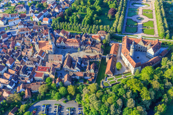 Vue oblique de Vieille ville avec l'église Saint-Georges sur la place du marché, l'administration du château Weikersheim sur la place du château à Weikersheim dans le département Bade-Wurtemberg, Allemagne