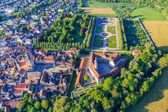 Vue aérienne de Château et vieille ville avec l'église Saint-Georges sur la place du marché, administration du château Weikersheim sur la place du château à Weikersheim dans le département Bade-Wurtemberg, Allemagne