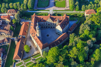 Vue aérienne de Château Weikersheim avec roseraie, alchimie et jardin de sorcières à Weikersheim dans le département Bade-Wurtemberg, Allemagne
