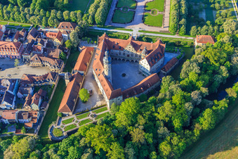 Photographie aérienne de Château Weikersheim avec roseraie, alchimie et jardin de sorcières à Weikersheim dans le département Bade-Wurtemberg, Allemagne