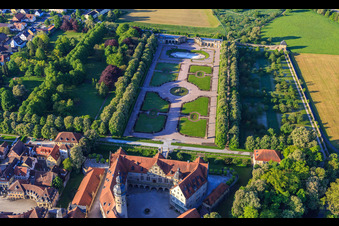 Vue aérienne de Jardin du château Weikersheim (château du XVIIe siècle du comte Wolfgang von Hohenlohe avec une magnifique salle des chevaliers et un jardin avec des statues.) à Weikersheim dans le département Bade-Wurtemberg, Allemagne