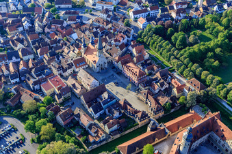 Vieille ville avec l'église Saint-Georges sur la place du marché, l'administration du château Weikersheim sur la place du château à Weikersheim dans le département Bade-Wurtemberg, Allemagne d'en haut