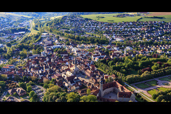 Vue aérienne de Vue d'ensemble de la ville depuis l'ouest le matin avec la fin et la place du marché à Weikersheim dans le département Bade-Wurtemberg, Allemagne
