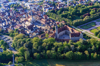 Vue aérienne de Vue de la ville depuis l'ouest le matin avec la fin et la place du marché à Weikersheim dans le département Bade-Wurtemberg, Allemagne