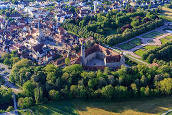 Vue aérienne de Vue de la ville depuis l'ouest le matin avec la fin et la place du marché à Weikersheim dans le département Bade-Wurtemberg, Allemagne