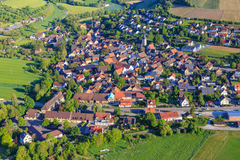 Vue aérienne de Vue de la vallée de la Tauber le matin depuis le sud à le quartier Schäftersheim in Weikersheim dans le département Bade-Wurtemberg, Allemagne