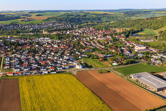 Vue aérienne de Vue d'ensemble de la vallée de la Tauber le matin depuis le nord à Weikersheim dans le département Bade-Wurtemberg, Allemagne