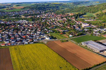Vue aérienne de Vue d'ensemble de la vallée de la Tauber le matin depuis le nord avec bdtronic GmbH à Weikersheim dans le département Bade-Wurtemberg, Allemagne